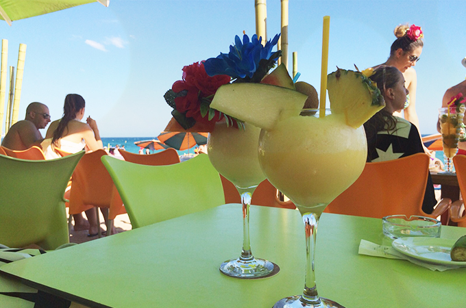 schön angerichtete Cocktails auf der Außentarrasse der Voramar Beach Bar direkt am Wasser