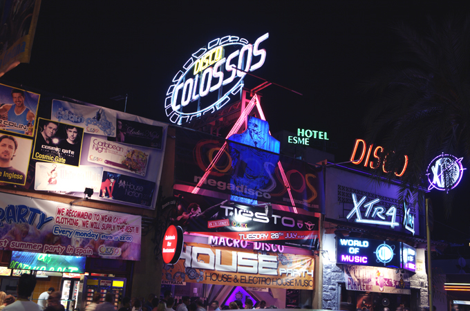 die bunte Fassade der Disco Colossos in Lloret de Mar