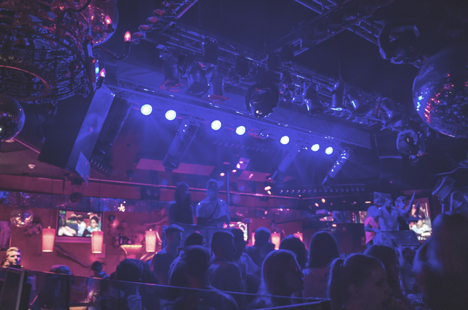 eine feiernde Menschenmasse im Moef Gaga