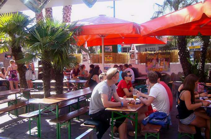 Deftiges Essen auf Bierbänken