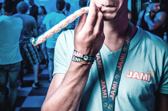 Ein feiernder JAM! Reiseleiter im Magic Park in Lloret