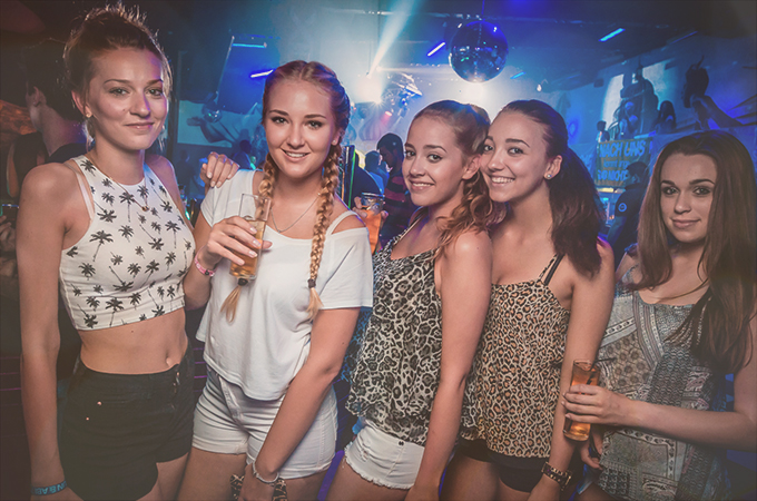 Girlsgang beim Clubben