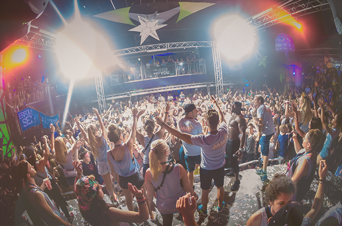 Reiseleiter auf der Bühne vom Colossos