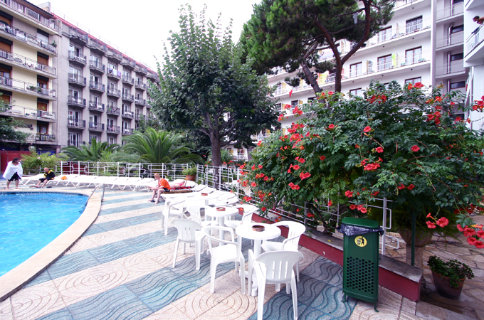 Die Poolanlage des Hotels Clipper