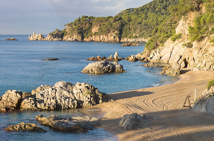 Felsiger Strand von Platja de Boadella