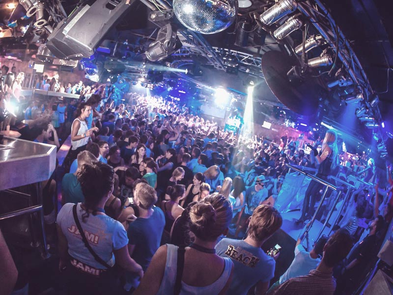 Tanzende Menschenmenge