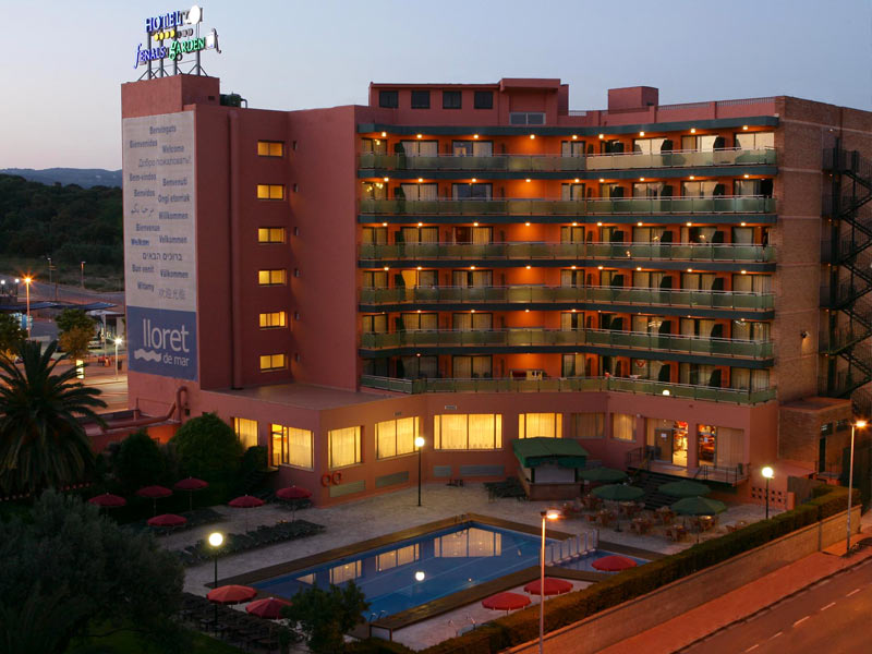 Die Hotelanlage bei Nacht