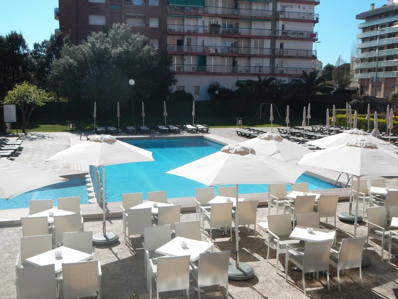 Poolanlage mit Sonnenterrasse