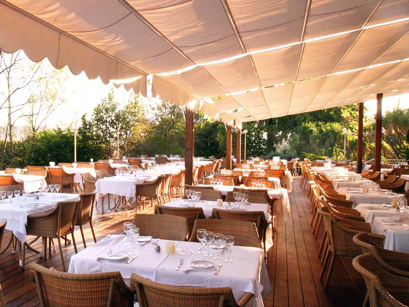 Sitzmöglichkeiten auf der Terrasse