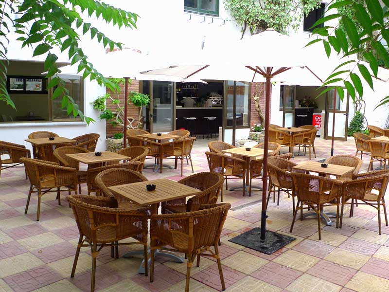 Sitzmöglichkeiten auf der Außenterrasse