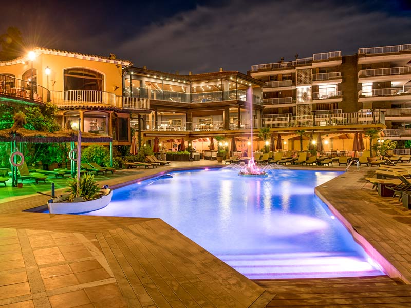 Der beleuchtete Pool bei Nacht