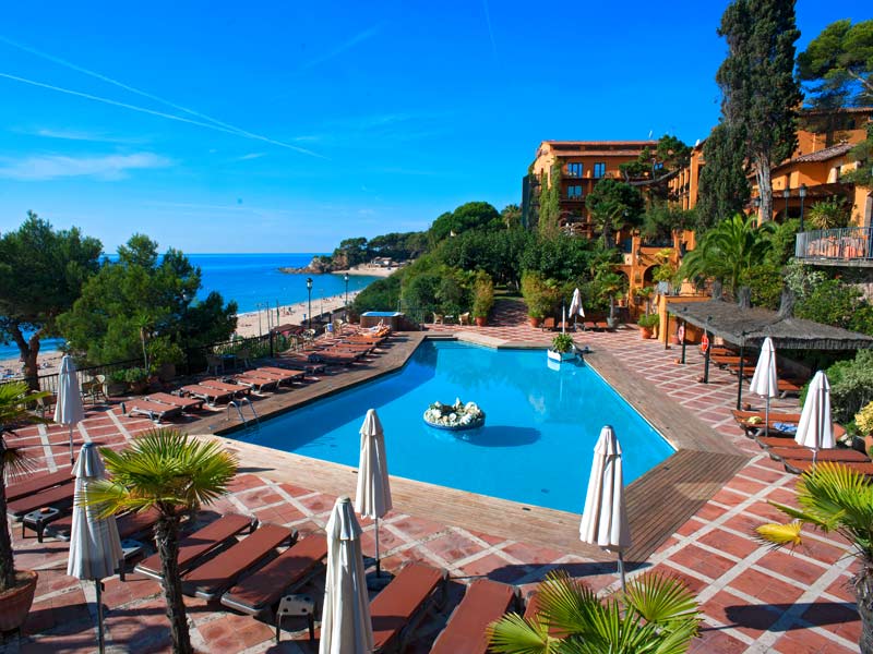 Poolanlage mit Meerblick