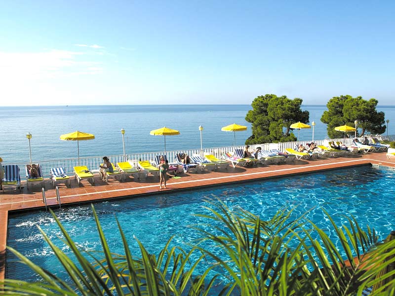 Poolanlage mit Sonnenterrasse