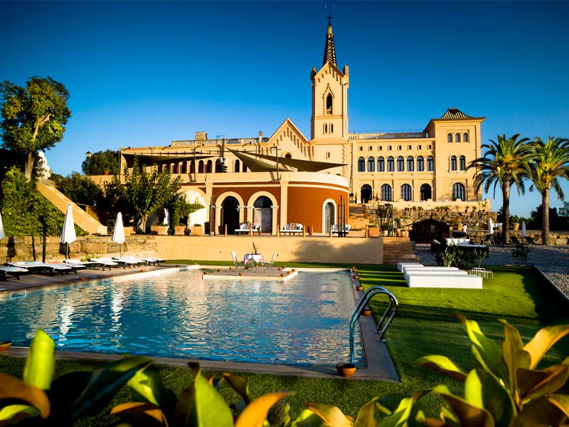 Hotelkomplex bei Sonnenuntergang